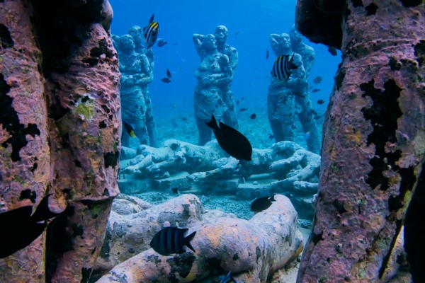 Tauchen an den Unterwasserstatuen von Gili Meno
